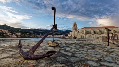 Aujourd'hui décorative, une ancienne ancre domine le port et la baie de Collioure et sa célèbre église